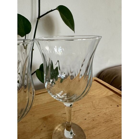 Two Large glass swirled drinkware - Picture 4 of 7